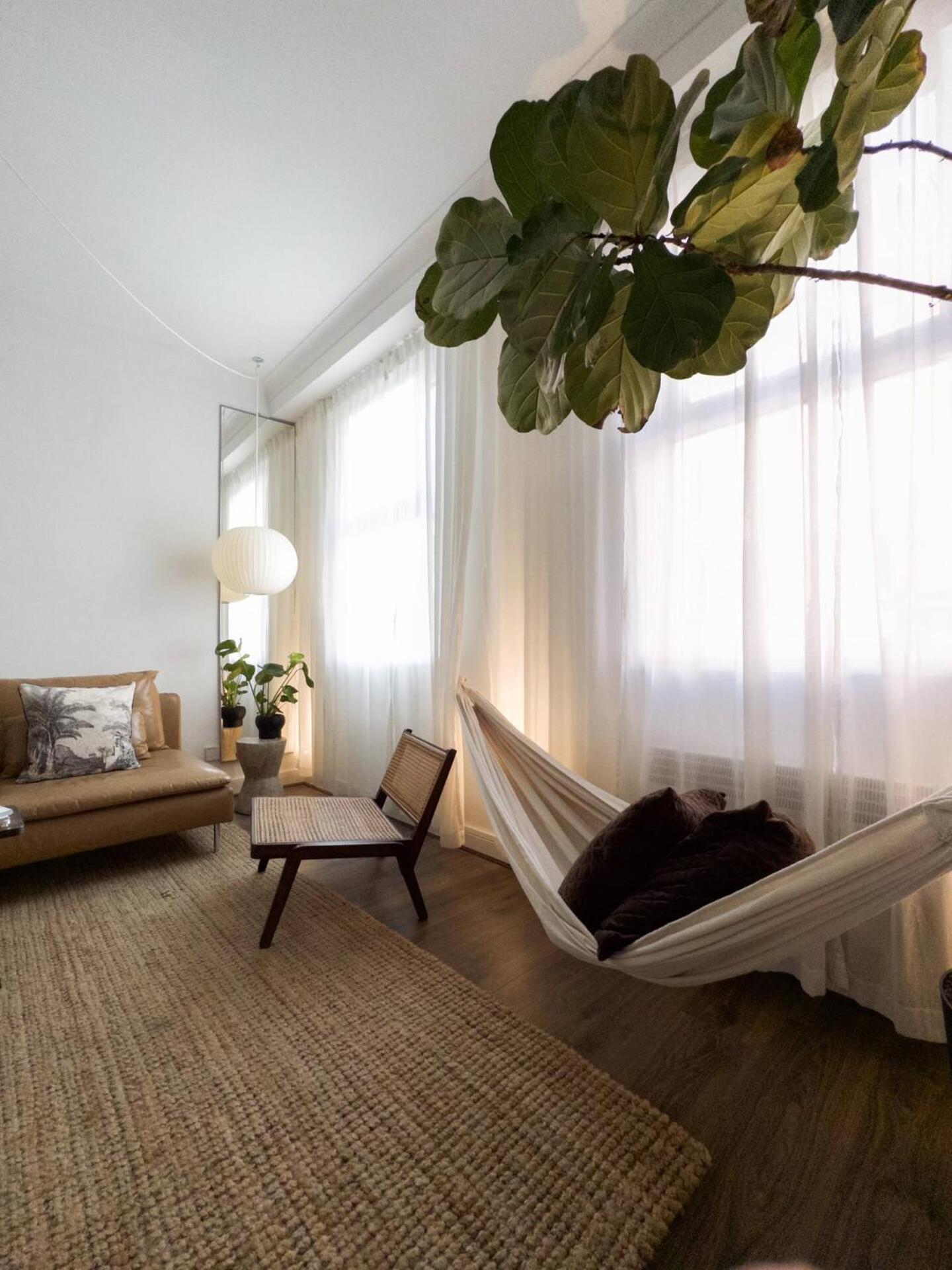 Tranquil Oasis W 100inch Cinema & Hammock, By The Design Traveller * Londra