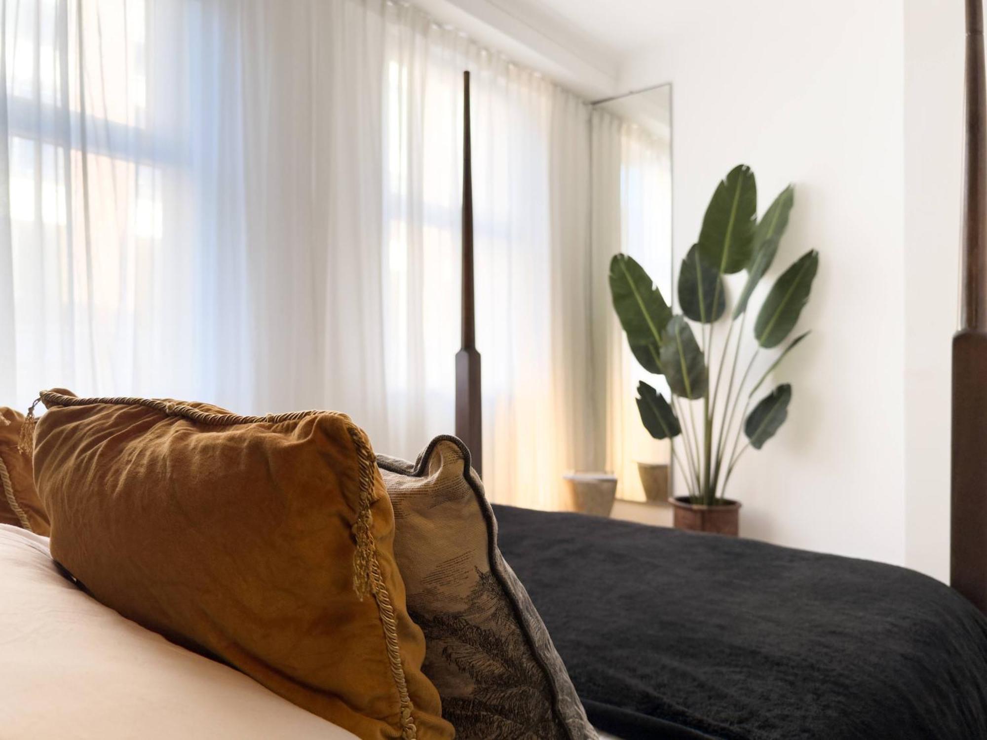 Appartamento Tranquil Oasis W 100inch Cinema & Hammock, By The Design Traveller Londra