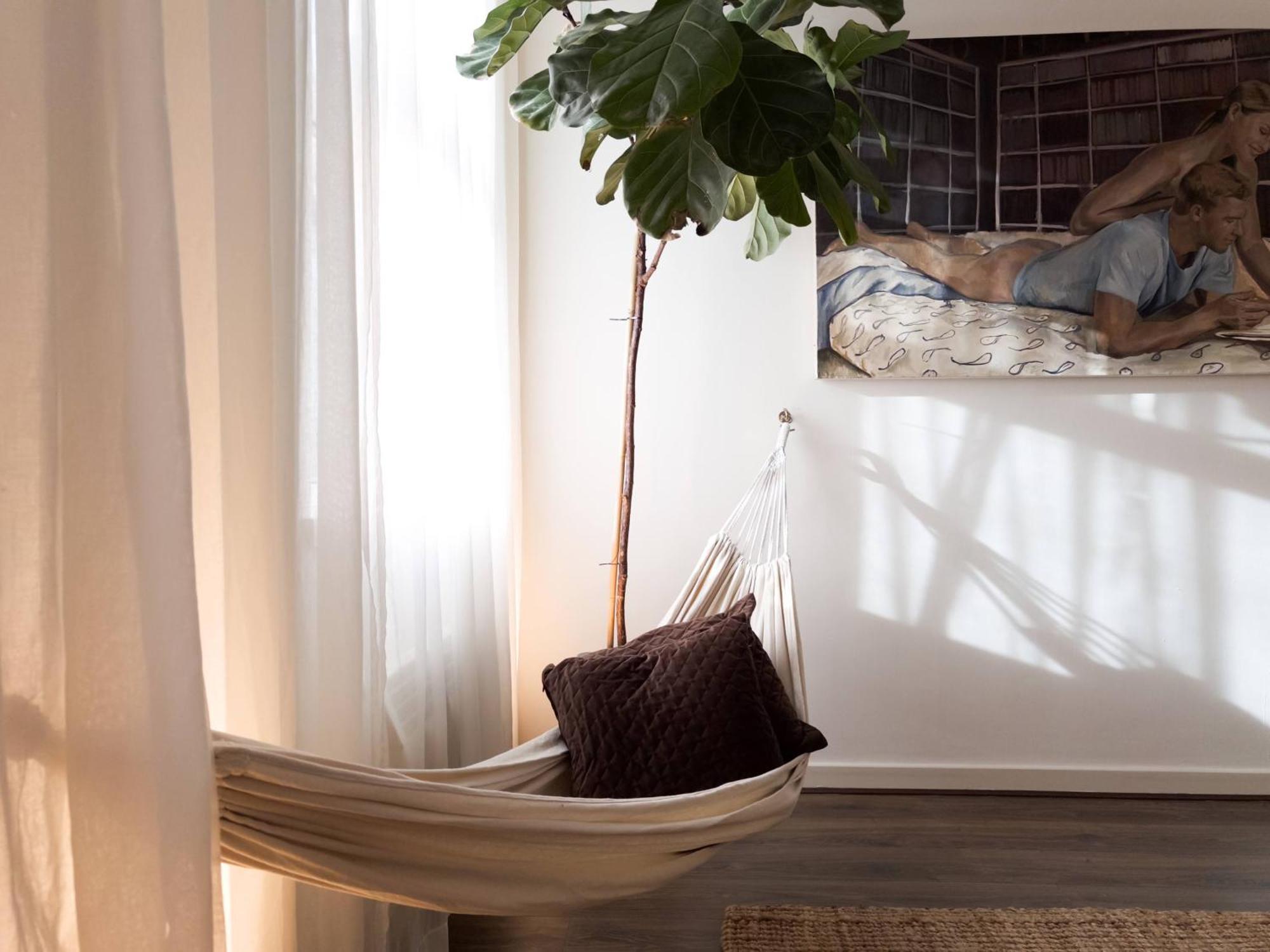 Tranquil Oasis W 100inch Cinema & Hammock, By The Design Traveller Londra