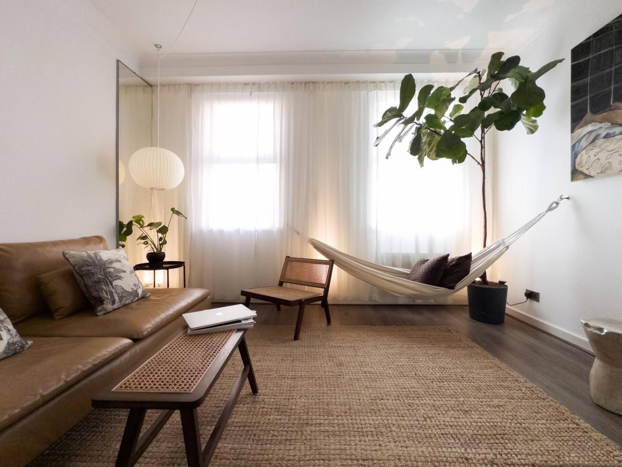 Tranquil Oasis W 100inch Cinema & Hammock, By The Design Traveller * Londra